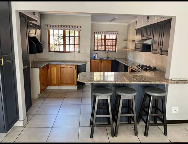 3 BEDROOM CLUSTER FOR SALE IN BEDFORDVIEW